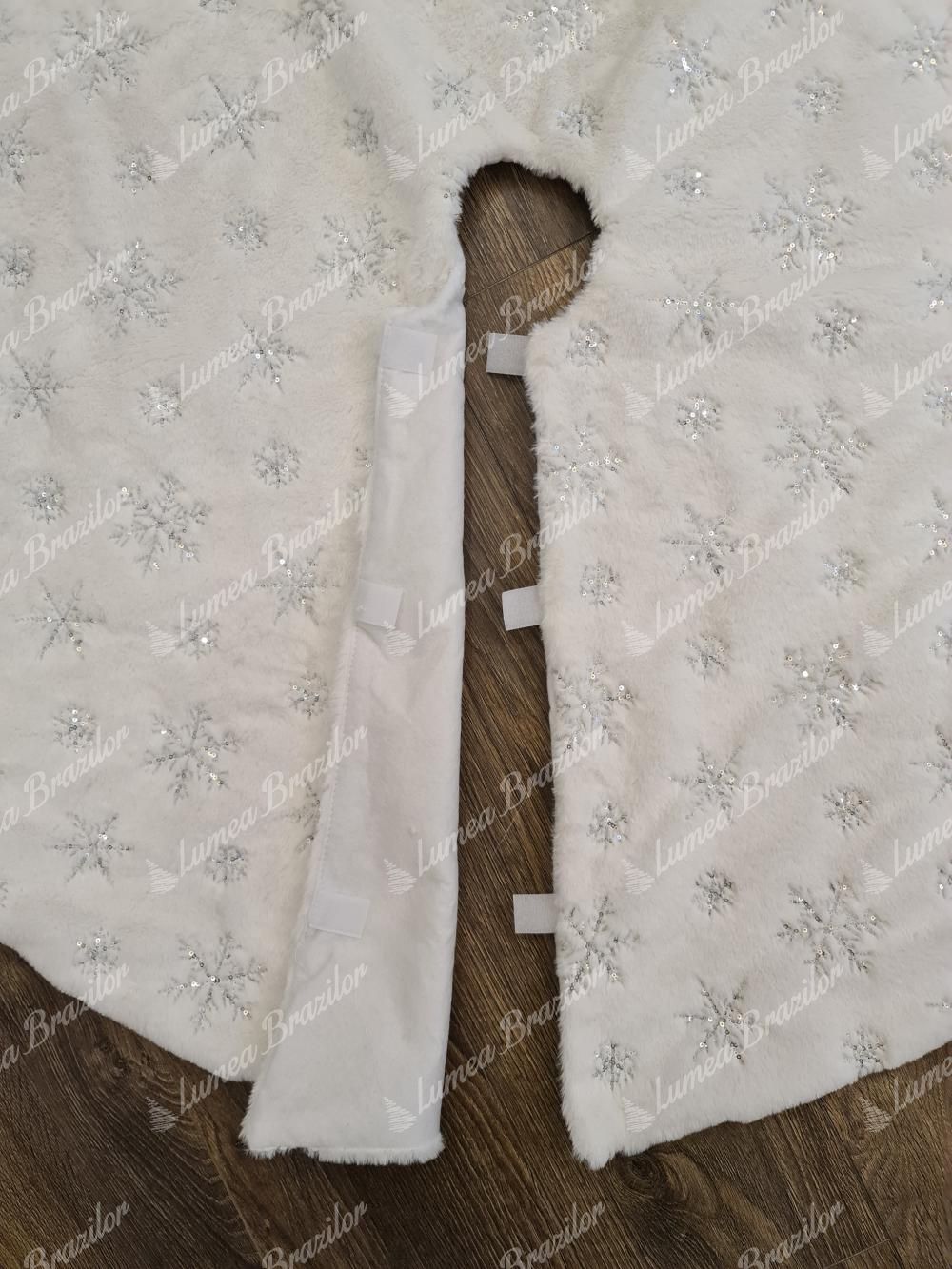 Covoraș de pus sub pomul de Crăciun alb cu fulgi argintii