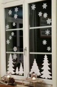 Decoratiuni pentru fereastre de Crăciun realizate manual din hartie