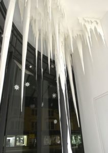 Decoratiuni pentru fereastre de Crăciun realizate manual din hartie